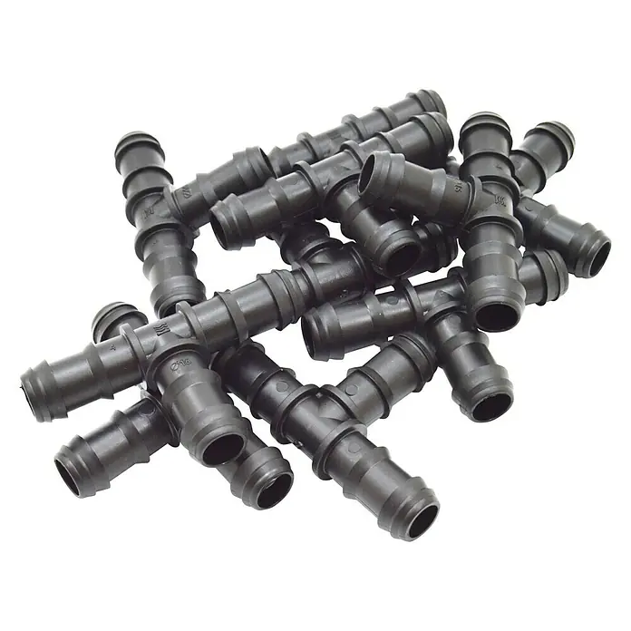 Pieza T goteo - 16 mm, 10 ud. - Primer plano de una pila de conectores en T negros, utilizados para diversas aplicaciones de fontanería e instalación.