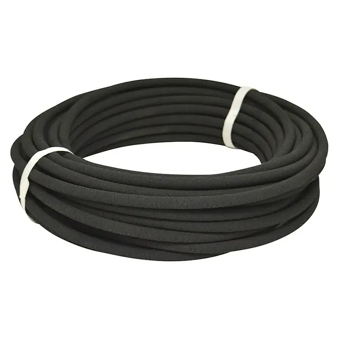 Manguera microporosa Localizada - Ø x L: 4 mm x 15 m - Primer plano de un rollo de manguera de goma negra, atado con bandas blancas, sobre un fondo negro.