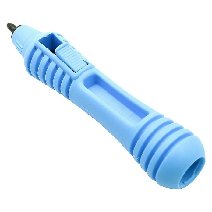 Sacabocados de puente Monta goteo - Polipropileno - Primer plano de un bolígrafo azul de impresora 3D con filamento que sobresale de la punta, sobre un fondo negro.