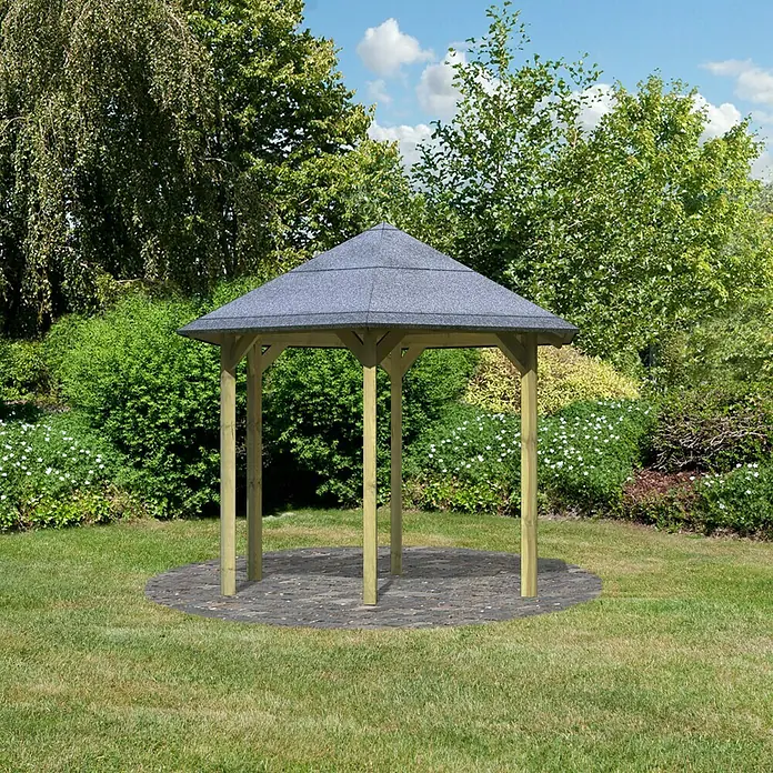 Karibu Gartenhaus Kandern 7 - Außenmaß inkl. Dachüberstand (B x T): 702 x 273 cm, Holz, Natur - Ein hölzerner Gartenpavillon mit einem grauen Dach inmitten eines grünen Gartens.