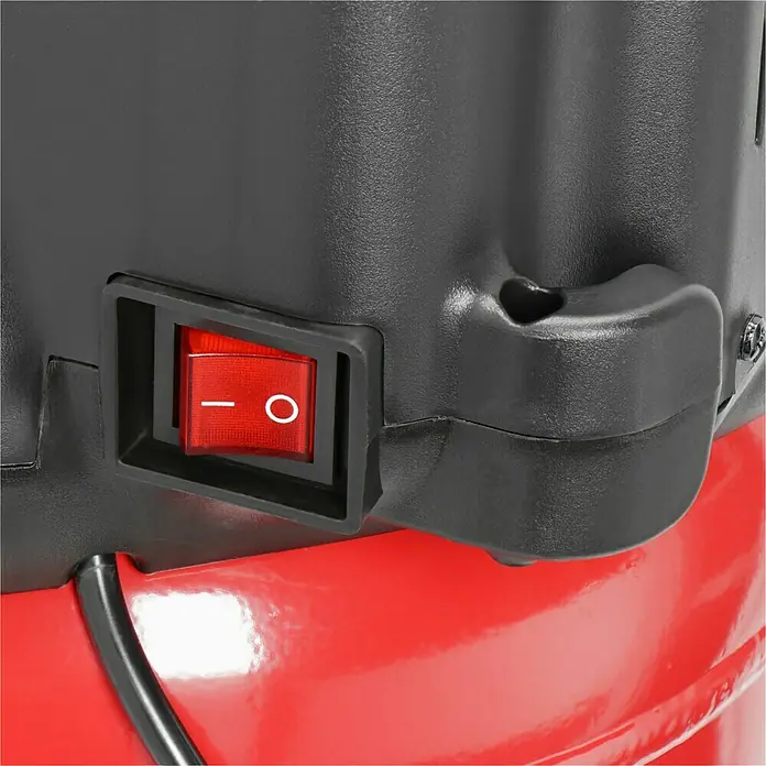 Herkules Kompressor Twenty + Kit - 1.100 W, Max. Druck: 10 bar, 24 l, Schmierung: Ohne - Detailaufnahme des Netzschalters eines roten und schwarzen Produkts, möglicherweise eines Kompressors. Der Schalter steht auf "Ein".