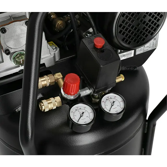 Herkules Pro-Line Kompressor B2800B/3M/90 - Max. Druck: 10 bar, 2.200 W, 90 l - Detailaufnahme eines Luftkompressors mit Manometern und Reglern für präzise Druckeinstellung und zuverlässige Leistung.