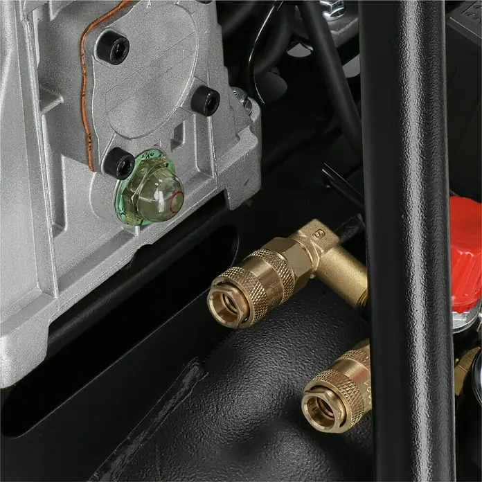 Herkules Pro-Line Kompressor B2800B/3M/90 - Max. Druck: 10 bar, 2.200 W, 90 l - Detailaufnahme von Messinganschlüssen und einem Schauglas an einem Druckluftkompressor für vielfältige Anwendungen.