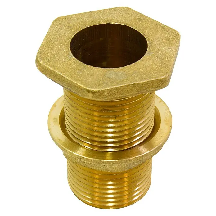 Conexión para depósito - Latón, Dimensión conexión: ¾″ - Vista detallada de un accesorio de tubo de latón dorado con roscas y una cabeza hexagonal, sobre un fondo negro.