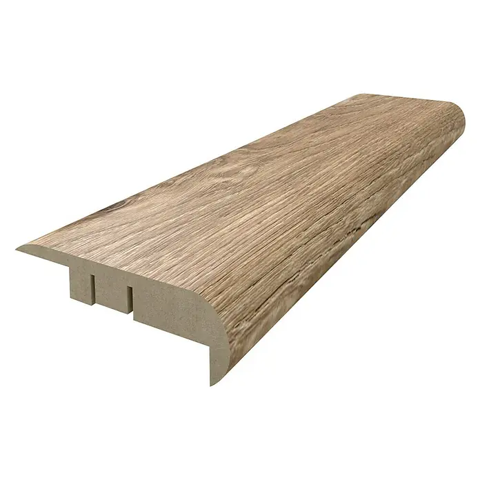 Perfil de escalera Roble Capuccino - 2,44 m x 68 mm x 22 mm - Imagen de un cubre escaleras con aspecto de madera, creado para una transición suave a los suelos adyacentes.\n