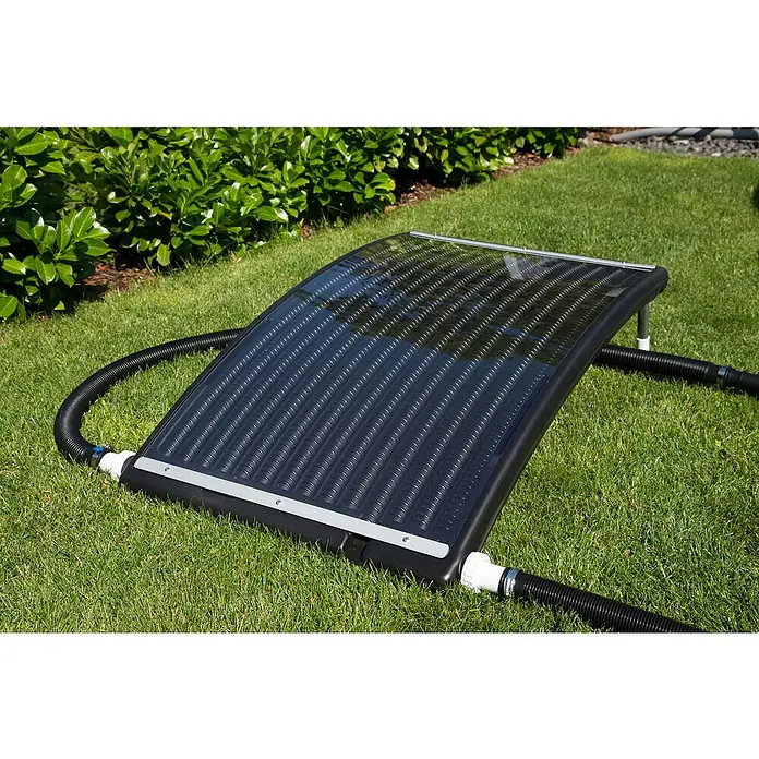Steinbach Solarkollektor Exclusive - Durchflussmenge: 10.000 l/h, Fassungsvermögen: 15 l - Solarpanel zur Poolheizung auf Rasen. Das Panel hat eine schwarze Oberfläche mit silbernen Akzenten und angeschlossenen Schläuchen.