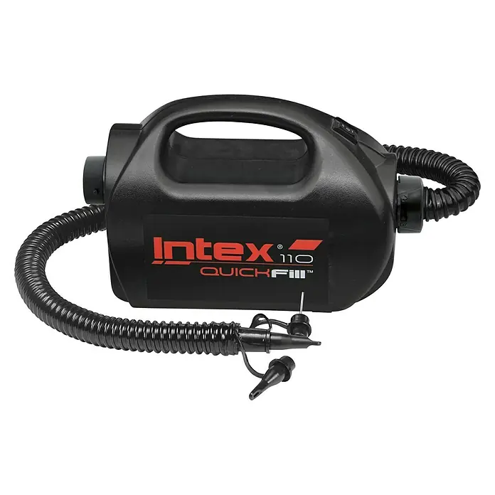 Intex Luftpumpe Quick Fill - 110 W - Nahaufnahme einer schwarzen Intex QuickFill 110 Luftpumpe mit Schlauch und verschiedenen Aufsätzen.