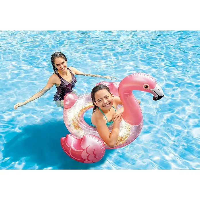 Intex Schwimmring Glitter FlamingoL x B x H: 99 x 89 x 71 cm, Rosa - Zwei Frauen genießen das Schwimmen im Pool mit einem Intex Schwimmtier in Flamingoform, das mit goldenem Glitzer verziert ist.