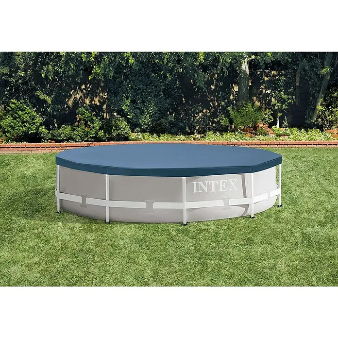 Intex Pool-Abdeckplane - Durchmesser: 305 cm, Passend für: Intex Frame Pool Ø 305 cm, Rund - Ein Intex-Pool mit Abdeckung steht auf einem Rasen, umgeben von Büschen.