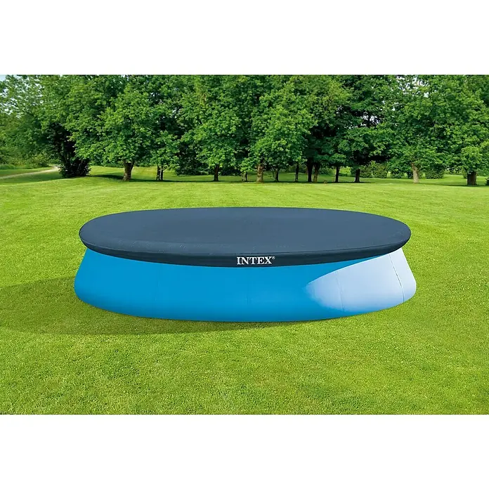 Intex Pool-Abdeckplane Easy Set Pools - 396 cm, Kunststoff - Ein blauer Intex-Pool mit grauer Abdeckung steht auf einer grünen Rasenfläche, umgeben von Bäumen. Ideal für sommerlichen Badespaß im Garten.