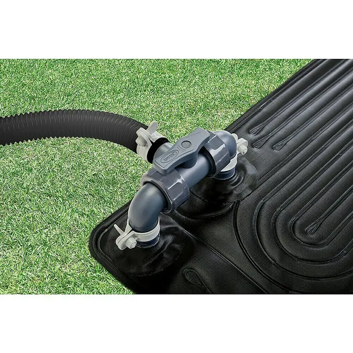 Intex Solarmatte - 120 x 120 cm, 1.250 l/h - Nahaufnahme einer Intex Solarheizungsmatte für Pools mit Anschluss und Schlauch auf Rasen.
