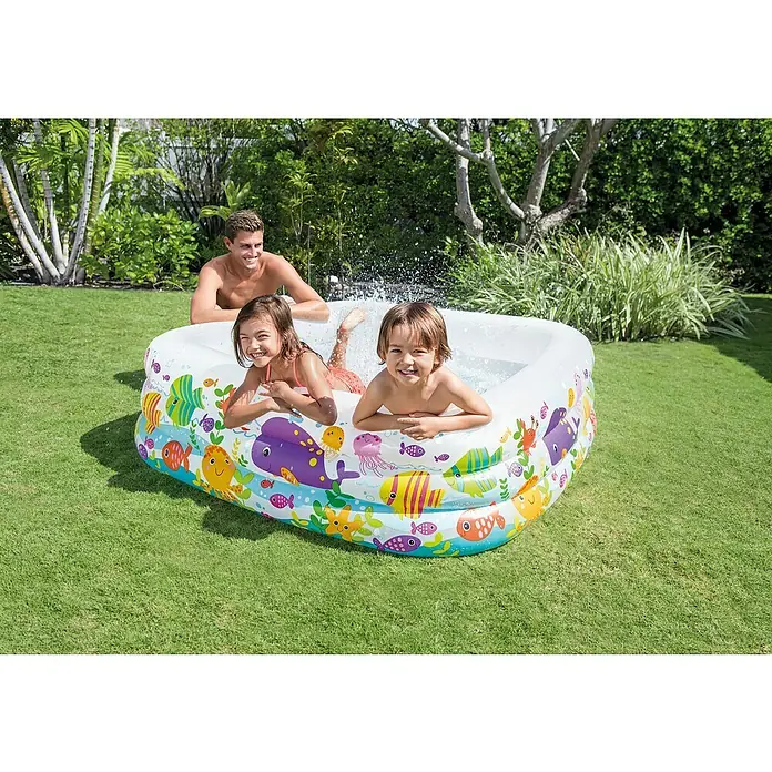Intex Planschbecken Clearview - 159 x 159 x 50 cm - Familie planscht im farbenfrohen Intex Planschbecken mit Fischmotiven im Garten.