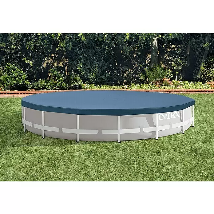 Intex Pool-Abdeckplane - Durchmesser: 457 cm, Passend für: Intex Frame Pool Ø 457 cm, Rund - Runder Aufstellpool mit dunkelblauer Abdeckung und grauer Folie, weißem Metallrahmen, auf grünem Gras im Garten.