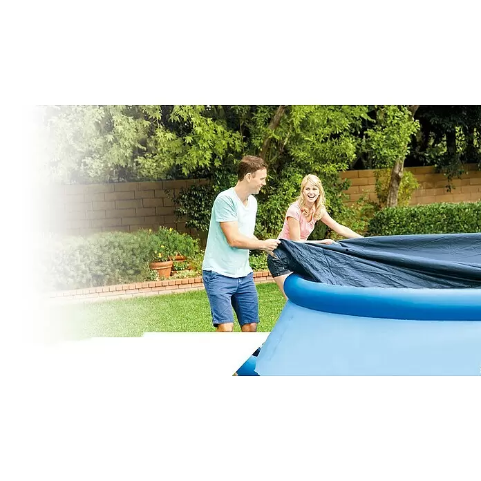 Intex Pool-Abdeckplane Easy Pool Set - Durchmesser: 366 cm - Mann und Frau decken einen blauen aufblasbaren Pool mit einer dunkelblauen Abdeckung im Garten ab.