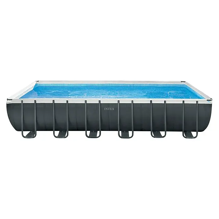 Intex Frame-Pool Ultra Quadra XTR - L x B x H: 732 x 366 x 132 cm, Dunkelgrau, 31.800 l, Krystal Clear Sandfilteranlage & Salzwassersystem QX2100 - Ein rechteckiger Intex Frame Pool, gefüllt mit blauem Wasser und gestützt durch ein robustes Stahlrahmensystem.