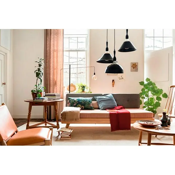 Bruguer Esmalte blanco para puertas - Blanco roto, 750 ml, Satinado - Salón con sofá elegante, lámparas colgantes y mesas de madera que crean un ambiente acogedor. El sofá invita a la relajación.
