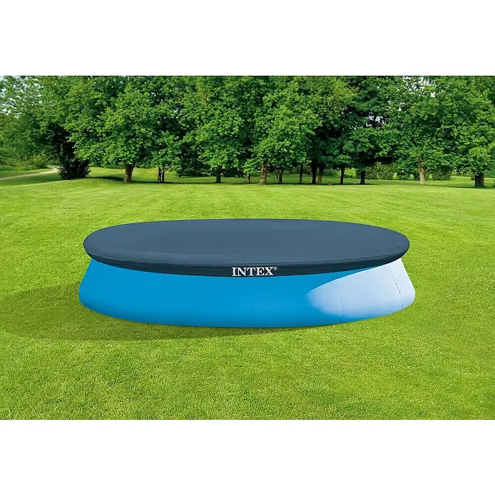 Intex Pool-Abdeckplane Easy Pool Set - Durchmesser: 366 cm - Ein großes, blaues Intex-Aufstellbecken mit einer grauen Abdeckung steht auf einem grünen Rasen vor Bäumen.