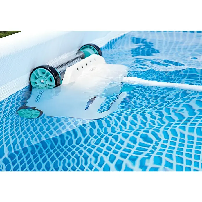 Intex Poolroboter Deluxe Auto Pool Cleaner ZX300 - Hydraulisch, Passend für: Intex Pools bis 50 m³, Filterleistung: 13 m³/h - Das Bild zeigt einen Intex ZX300 automatischen Poolreiniger, der im Wasser eines Schwimmbeckens arbeitet.\n