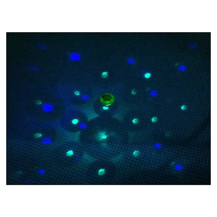 Steinbach Unterwasser-Lichtshow - Leuchtmittel: LED - Das Bild zeigt eine grüne Murmel, die auf einer Oberfläche mit blauen und türkisen Lichtpunkten liegt, wodurch ein futuristischer und verspielter Effekt entsteht.