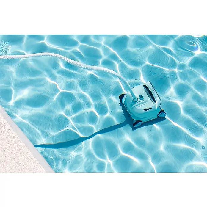 Intex Poolroboter Deluxe Auto Pool Cleaner ZX300 - Hydraulisch, Passend für: Intex Pools bis 50 m³, Filterleistung: 13 m³/h - Der Poolroboter schwimmt im klaren Poolwasser. Das Gerät ist hellblau und mit einem weißen Schlauch verbunden. Ein sauberer Pool mit dem praktischen Helfer.