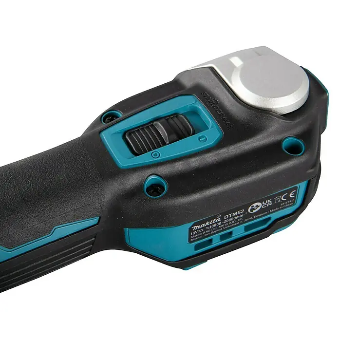 Makita LXT 18V Akku-Multifunktionswerkzeug DTM52 - 18 V, Ohne Akku - Nahaufnahme des Makita DTM52 Multifunktionswerkzeugs, das Designelemente wie Schalter und Beschriftungen hervorhebt.