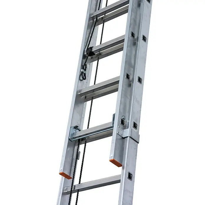 Krause Monto Seilzugleiter Robilo - Anzahl Tritte: 36 Stk., Arbeitshöhe: 9,8 m, Aluminium - Detailaufnahme einer ausziehbaren Aluminiumleiter mit schwarzen Seilen und Sprossen.