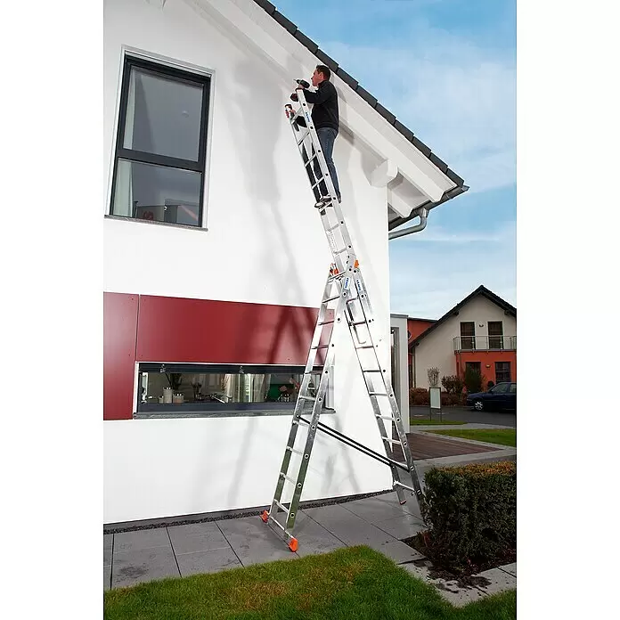 Krause Monto Mehrzweckleiter Tribilo - Arbeitshöhe: 7,65 m, Anzahl Tritte: 30 Stk., Belastbarkeit: 150 kg, Aluminium - Silberne Mehrzweckleiter, von einem Mann zum Arbeiten an der Hausfassade verwendet, demonstriert ihre Reichweite und Stabilität.