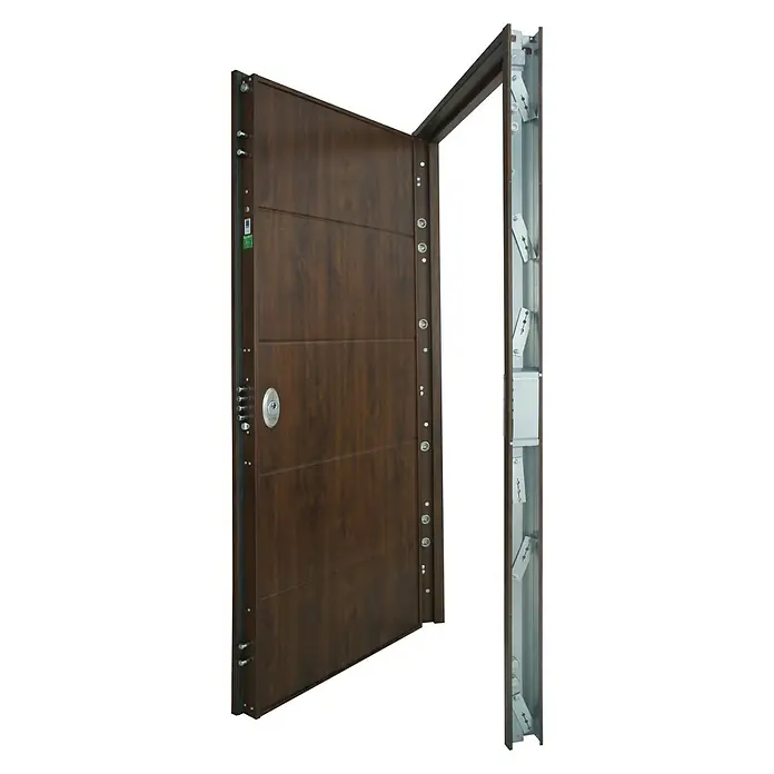 SegureStil Puerta de entrada exterior VH500 Serie V - 90 x 207 cm, Derecha, Nogal, Acorazada - Puerta de seguridad abierta con acabado de madera marrón y herrajes plateados, que ofrece una protección mejorada con un diseño atractivo.