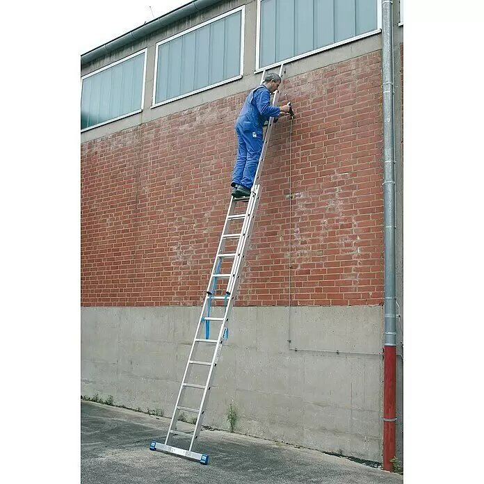 Krause Stabilo Mehrzweckleiter - Anzahl Tritte: 24 Stk., Arbeitshöhe: 6,85 m, Aluminium - Ausgefahrene silberne Aluminiumleiter im Einsatz an einem Gebäude, eine Person trägt Dichtmittel auf.