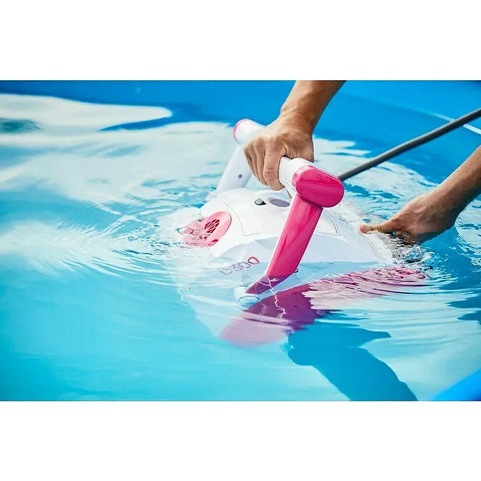 BWT Poolroboter D 300 - Netzbetrieben, Passend für: Pools bis 100 m² - Der Poolroboter D300 wird in einem blauen Pool platziert, der Roboter ist weiß und rosa. Eine Person hilft beim Eintauchen.