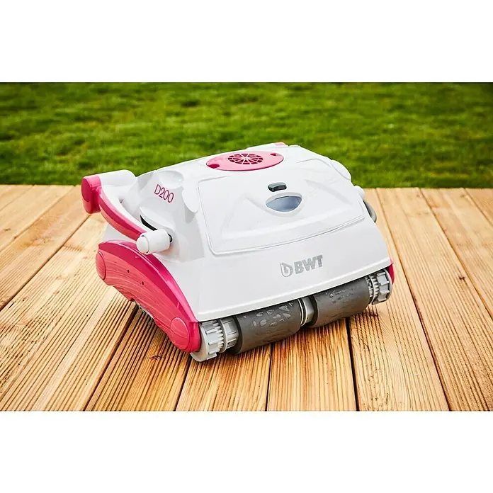 BWT Poolroboter D 200 - Netzbetrieben, Passend für: Pools bis 60 m² - Ein weißer und pinkfarbener BWT D200 Poolreinigungsroboter auf einer Holzterrasse, mit Rasen im Hintergrund.