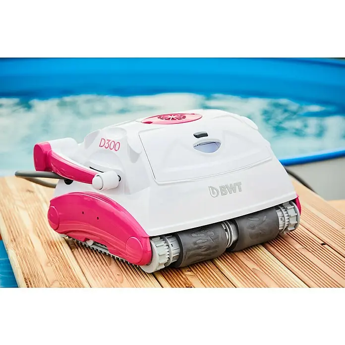 BWT Poolroboter D 300 - Netzbetrieben, Passend für: Pools bis 100 m² - Nahaufnahme des BWT D300 Poolreinigungsroboters in Weiß und Pink auf einer Holzoberfläche, vor einem Pool.