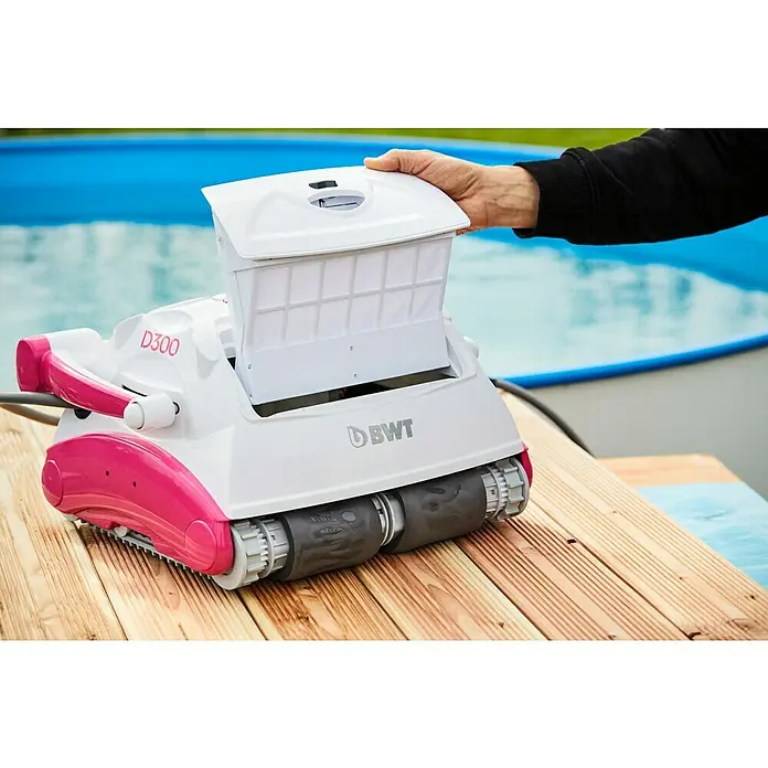 BWT Poolroboter D 300 - Netzbetrieben, Passend für: Pools bis 100 m² - Nahaufnahme eines BWT D300 Poolreinigungsroboters mit geöffnetem Filterfach vor einem Pool.