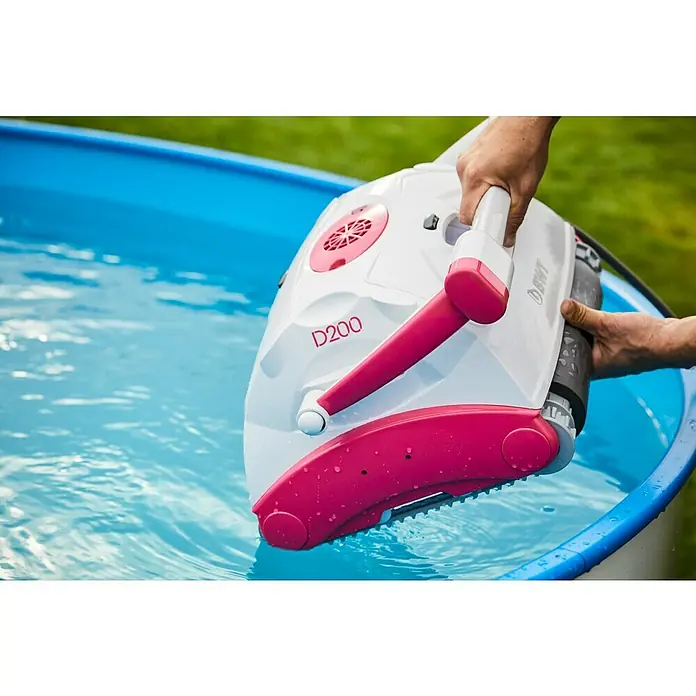 BWT Poolroboter D 200 - Netzbetrieben, Passend für: Pools bis 60 m² - Ein weißer und pinkfarbener BWT D200 Poolroboter wird in ein blaues Schwimmbecken abgesenkt, um eine effiziente Reinigung zu gewährleisten.