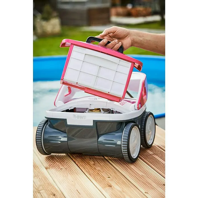 BWT Poolroboter B 200 - Netzbetrieben, Passend für: Pools bis 60 m² - Nahaufnahme eines BWT Poolreinigungsroboters, dessen Filter von einer Hand angehoben wird, vor einem Pool.