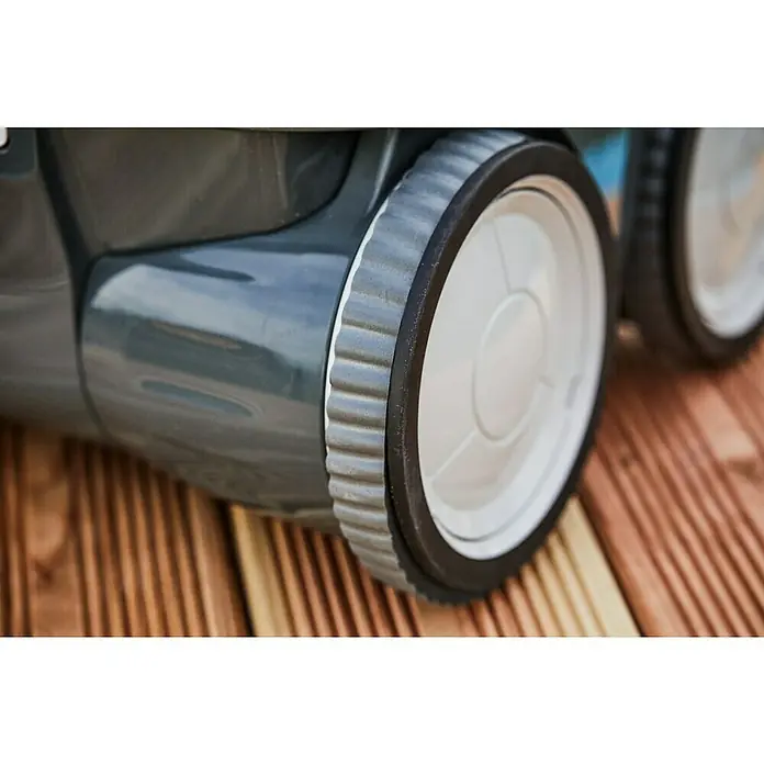 BWT Poolroboter B 200 - Netzbetrieben, Passend für: Pools bis 60 m² - Detailaufnahme der Räder eines Mähroboters auf einer Holzoberfläche, die die Textur und das Design hervorhebt.