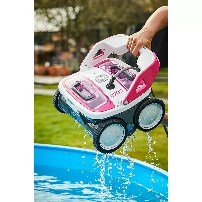BWT Poolroboter B 200 - Netzbetrieben, Passend für: Pools bis 60 m² - Rosa-weißer Roboter-Poolreiniger wird aus einem blauen Pool gehoben, Wasser tropft ab.