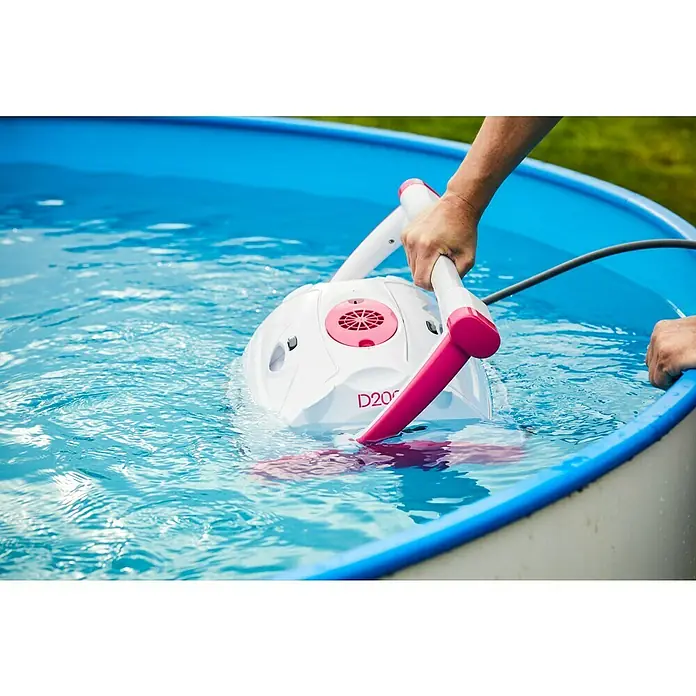 BWT Poolroboter D 200 - Netzbetrieben, Passend für: Pools bis 60 m² - Ein weißer Poolreiniger mit rosa Akzenten wird in ein blaues Schwimmbecken abgesenkt.