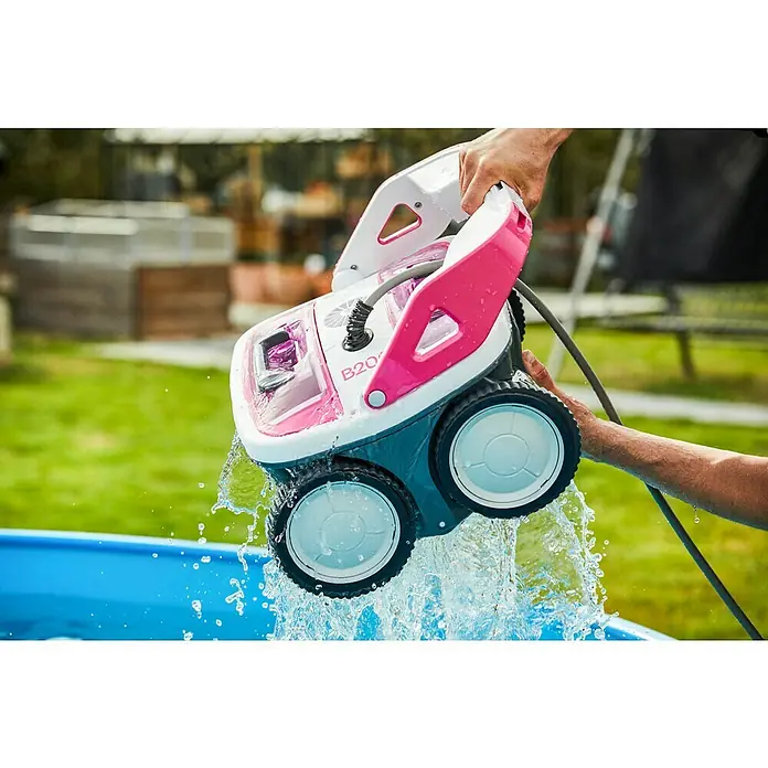 BWT Poolroboter B 200 - Netzbetrieben, Passend für: Pools bis 60 m² - Der Poolroboter B200 wird aus dem Pool gehoben, Wasser spritzt ab. Ideal für die automatische Reinigung von Pools.