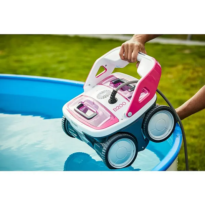 BWT Poolroboter B 200 - Netzbetrieben, Passend für: Pools bis 60 m² - Nahaufnahme eines B200 Poolreinigungsroboters, der von einer Person gehalten und in einen blauen Pool abgesenkt wird.