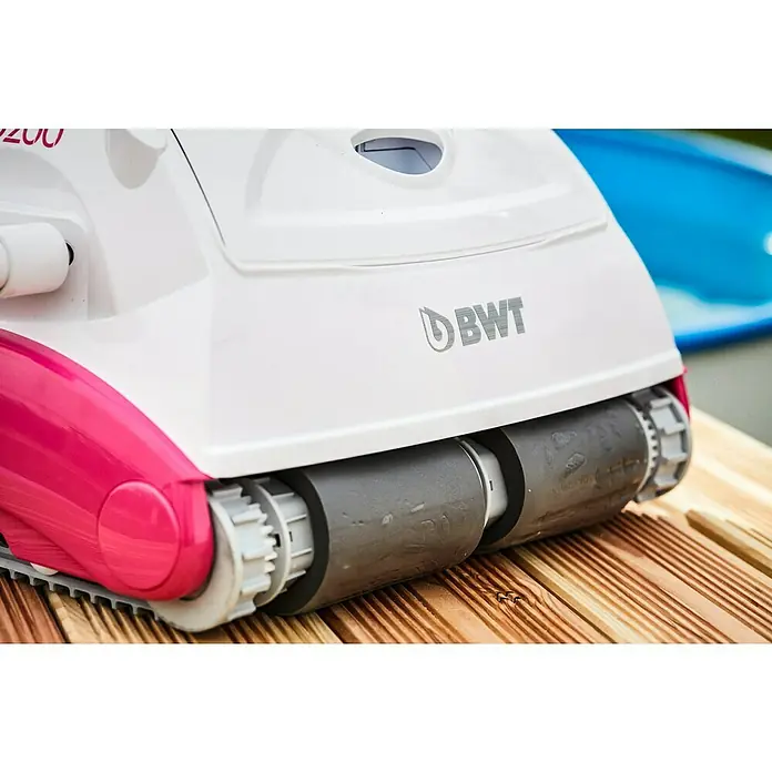 BWT Poolroboter D 200 - Netzbetrieben, Passend für: Pools bis 60 m² - Detailaufnahme eines BWT Poolreinigungsroboters auf einem Holzdeck, der für Sauberkeit und Komfort im Pool sorgt.