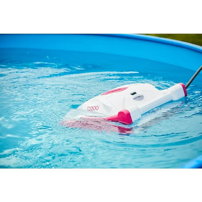 BWT Poolroboter D 200 - Netzbetrieben, Passend für: Pools bis 60 m² - Der automatische Poolreiniger D200 im blauen Pool sorgt für Sauberkeit.
