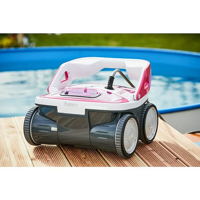 BWT Poolroboter B 200 - Netzbetrieben, Passend für: Pools bis 60 m² - Nahaufnahme eines BWT B200 Poolreinigers auf einem Holzdeck mit einem blauen Pool im Hintergrund. Der Reiniger ist weiß, grau und pink.