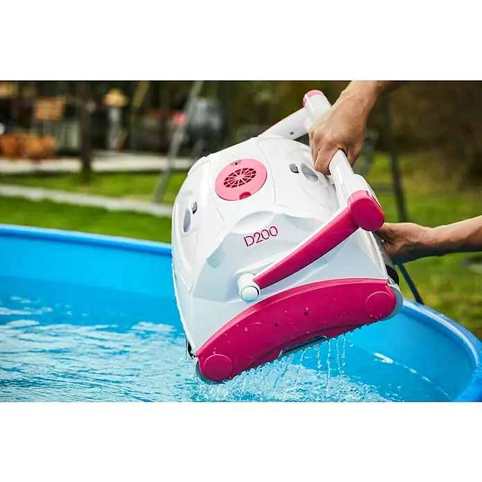 BWT Poolroboter D 200 - Netzbetrieben, Passend für: Pools bis 60 m² - Ein weißer und pinkfarbener Poolreinigungsroboter "D200" wird von Händen gehalten und in einen blauen Pool getaucht.