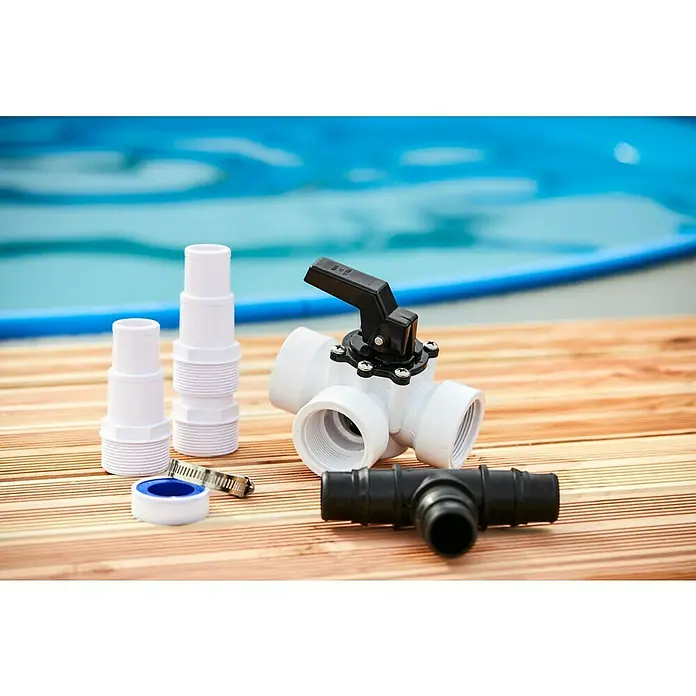 Malibu Bypass-Set - Durchmesser Anschluss: 32 mm - 38 mm - Bild von Poolzubehör, einschliesslich Ventile, Kupplungen und Dichtband, vor einem Pool auf Holzdeck.