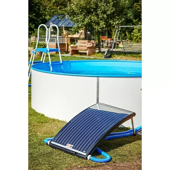 Steinbach Solarkollektor Exclusive - Durchflussmenge: 10.000 l/h, Fassungsvermögen: 15 l - Dunkelblauer Solar-Poolheizer, mit blauen Schläuchen an weißes Aufstellbecken angeschlossen.