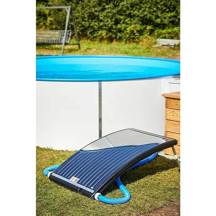 Steinbach Solarkollektor Exclusive - Durchflussmenge: 10.000 l/h, Fassungsvermögen: 15 l - Ein rechteckiger Solarabsorber zur Poolheizung liegt auf einer Wiese neben einem Aufstellpool.