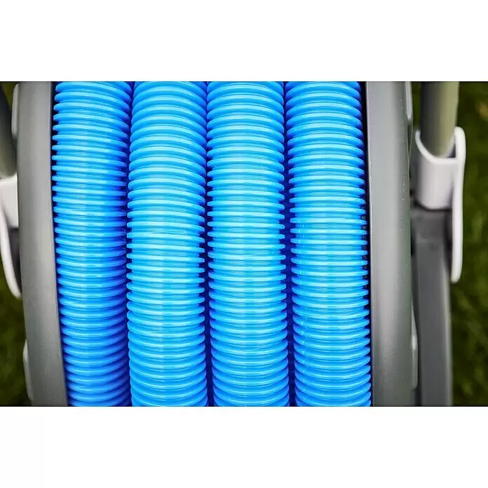 Malibu Schlauchtrommel mit Poolschlauch - Länge: 13 m, Nennweite Schlauchanschluss: Ø 38 mm - Blauer Wellschlauch ordentlich auf einer grauen Rolle aufgewickelt.
