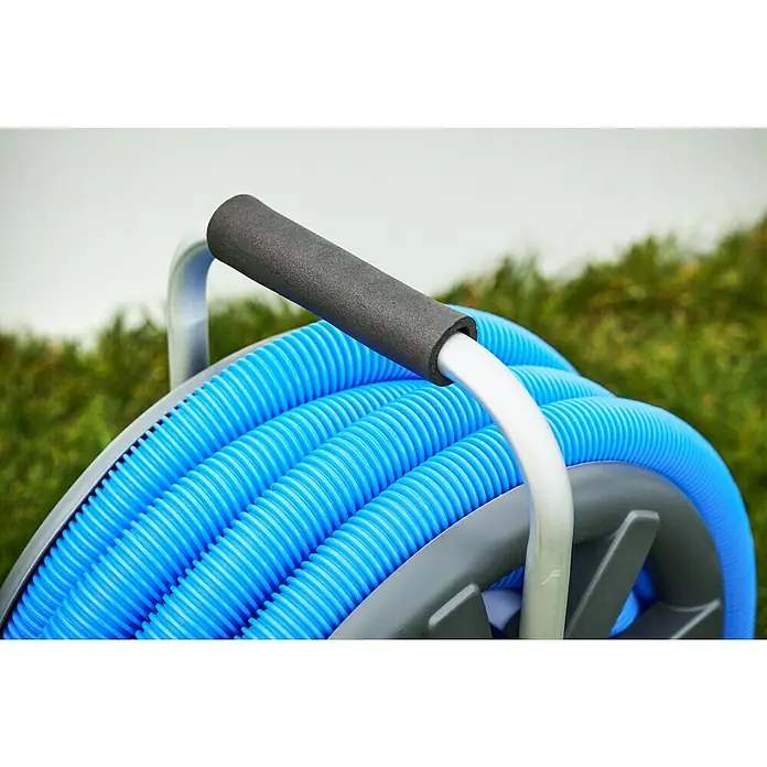 Malibu Schlauchtrommel mit Poolschlauch - Länge: 13 m, Nennweite Schlauchanschluss: Ø 38 mm - Nahaufnahme eines blauen Poolschlauchs auf einer Schlauchtrommel mit grauem Griff, ideal für die Poolreinigung und -wartung.