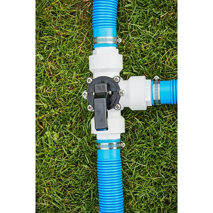 Malibu Bypass-Set - Durchmesser Anschluss: 32 mm - 38 mm - Detailaufnahme einer blauen Schlauchverbindung mit Absperrventil und Edelstahl-Bandschellen auf grünem Gras.